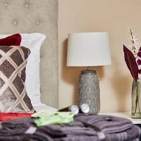 Apartment The Abode - Sleeps 6 *